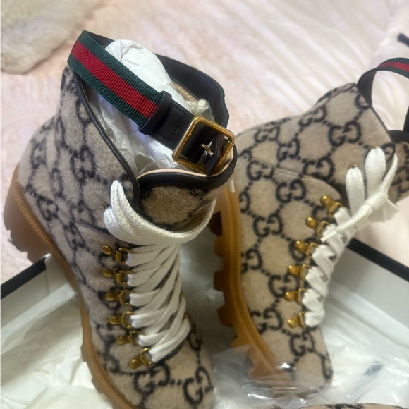 Gucci Beige Monogram Boots and Cap - Picture 4 of 4